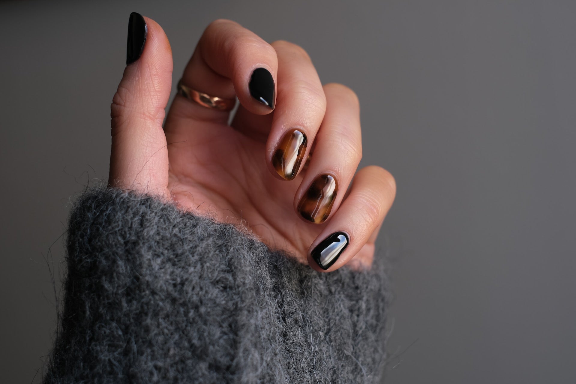 How to Stop Biting Your Nails in 5 Days with Pavlok